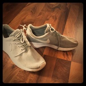 Women’s Nike tennis shoes